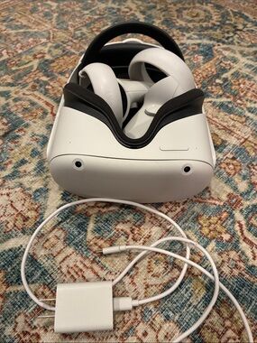 Oculus White Standalone VR Headset with White Controllers and Cable